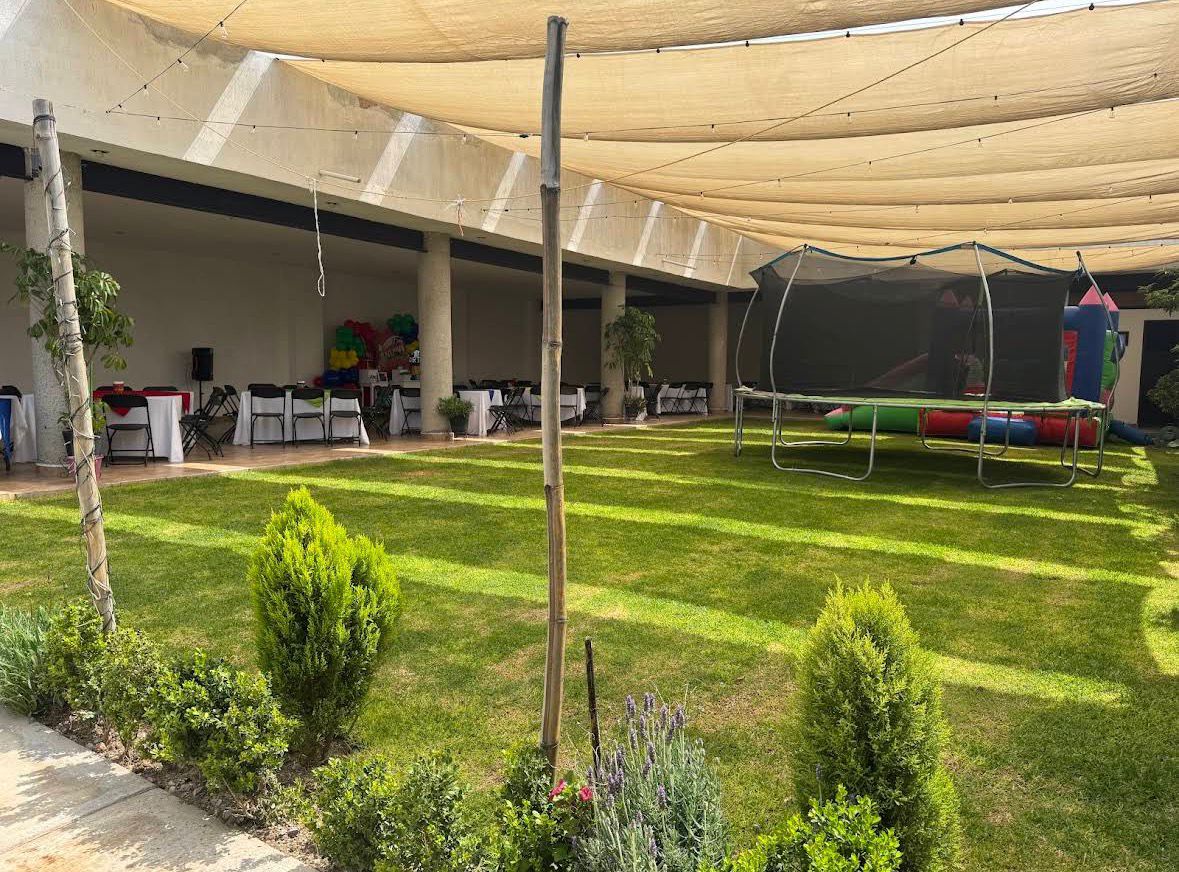 Jardín amplio de día con área infantil en Jardín Centenario